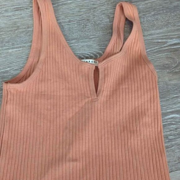 Billabong Women's Notch Tank Ribbed Knit Cropped Sleeveless Tank Top Tee xs nwot - Picture 1 of 4